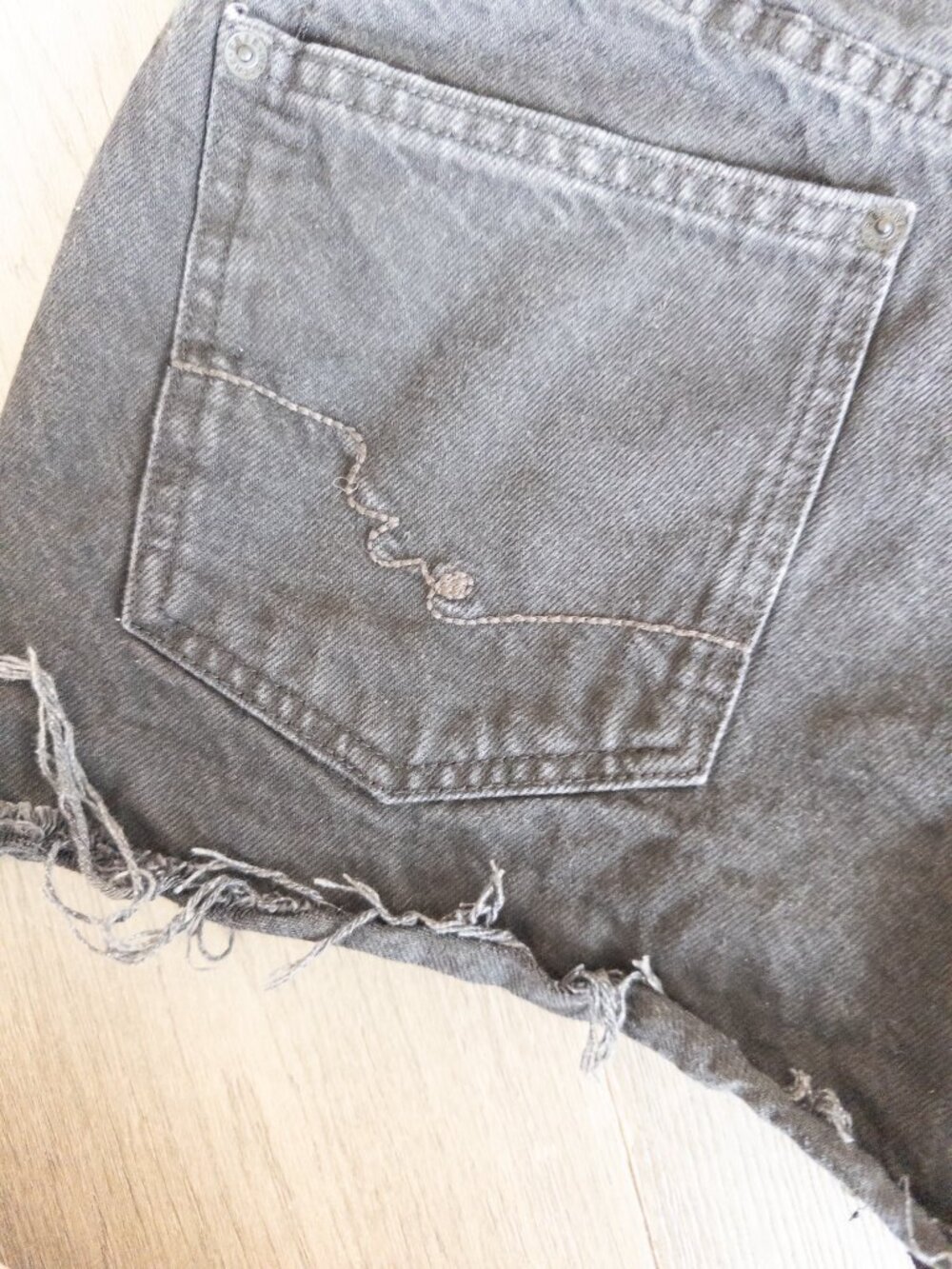 Free People We the Free Angelika Denim Mid-Thigh Shorts Size 27 - Picture 7 of 10